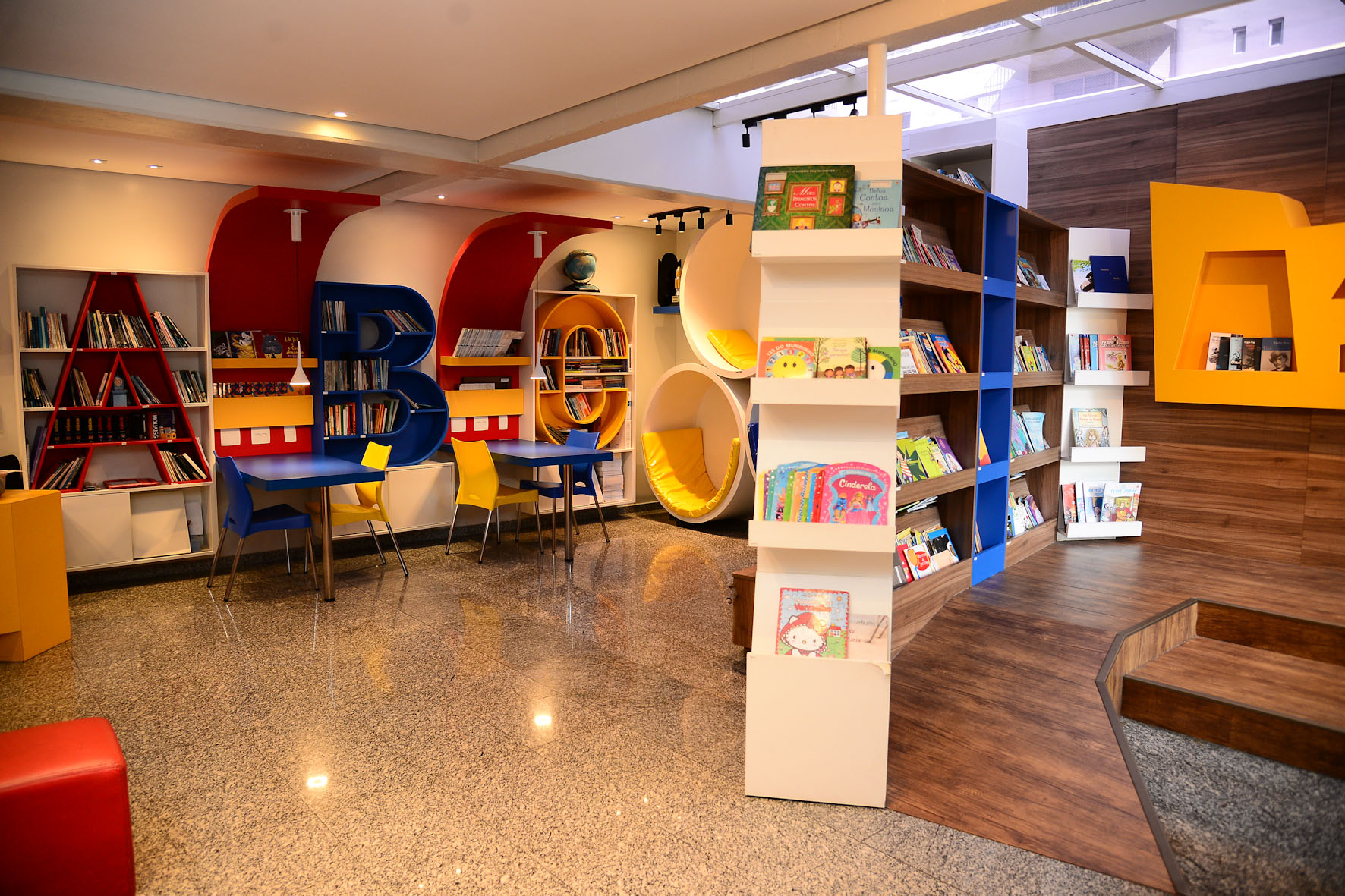 Sala de LeituraIncentivar a leitura desde a primeira infância ajuda com o desenvolvimento motor, cognitivo e também emocional.